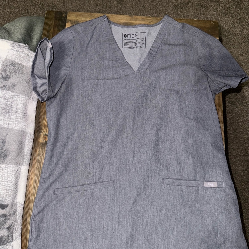 FIGS Graphite Scrub Set - Picture 2 of 3